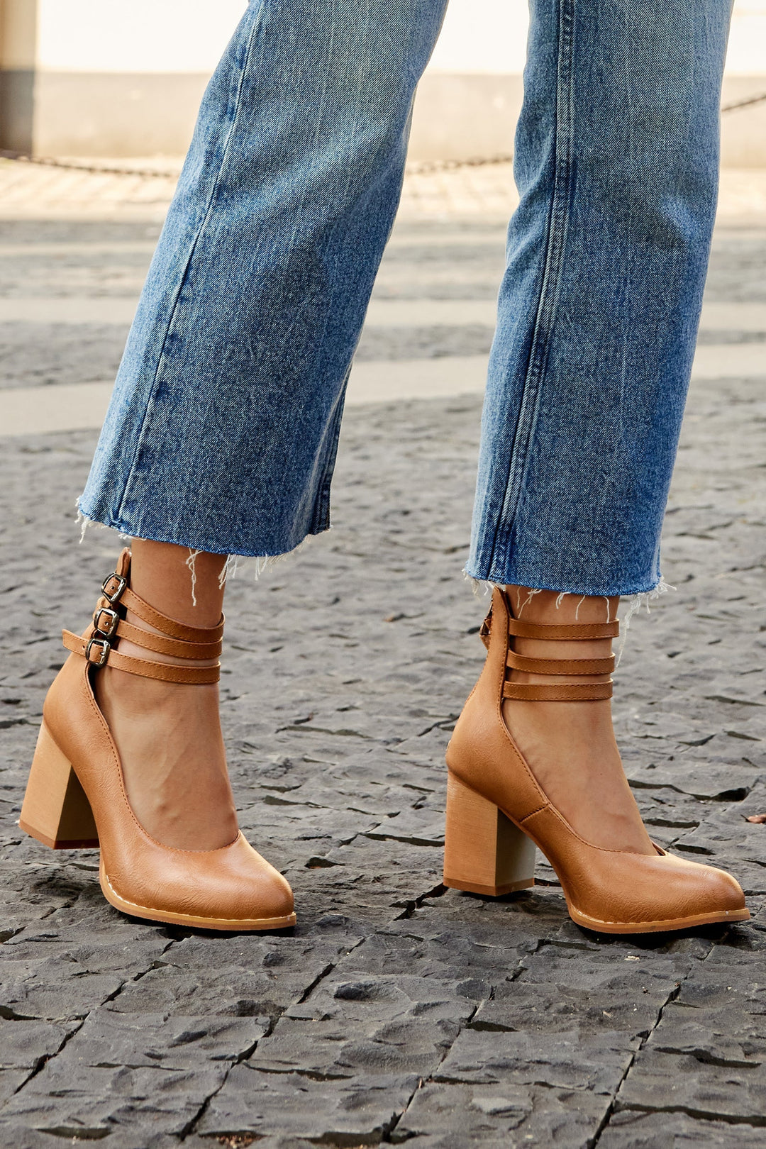 Divifa Casilda Smooth Sandals with Ankle Strap and Thick Heel