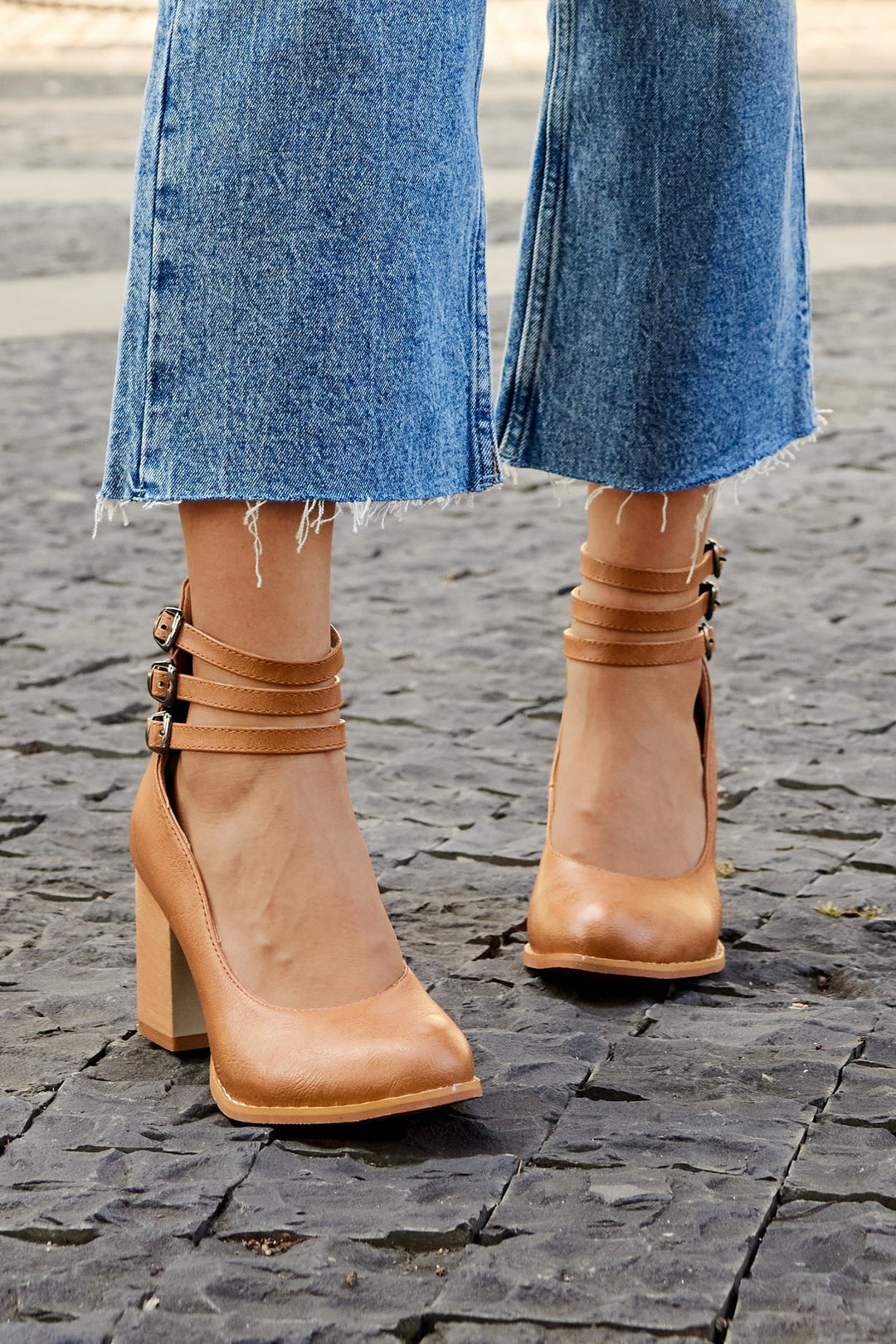 Divifa Casilda Smooth Sandals with Ankle Strap and Thick Heel
