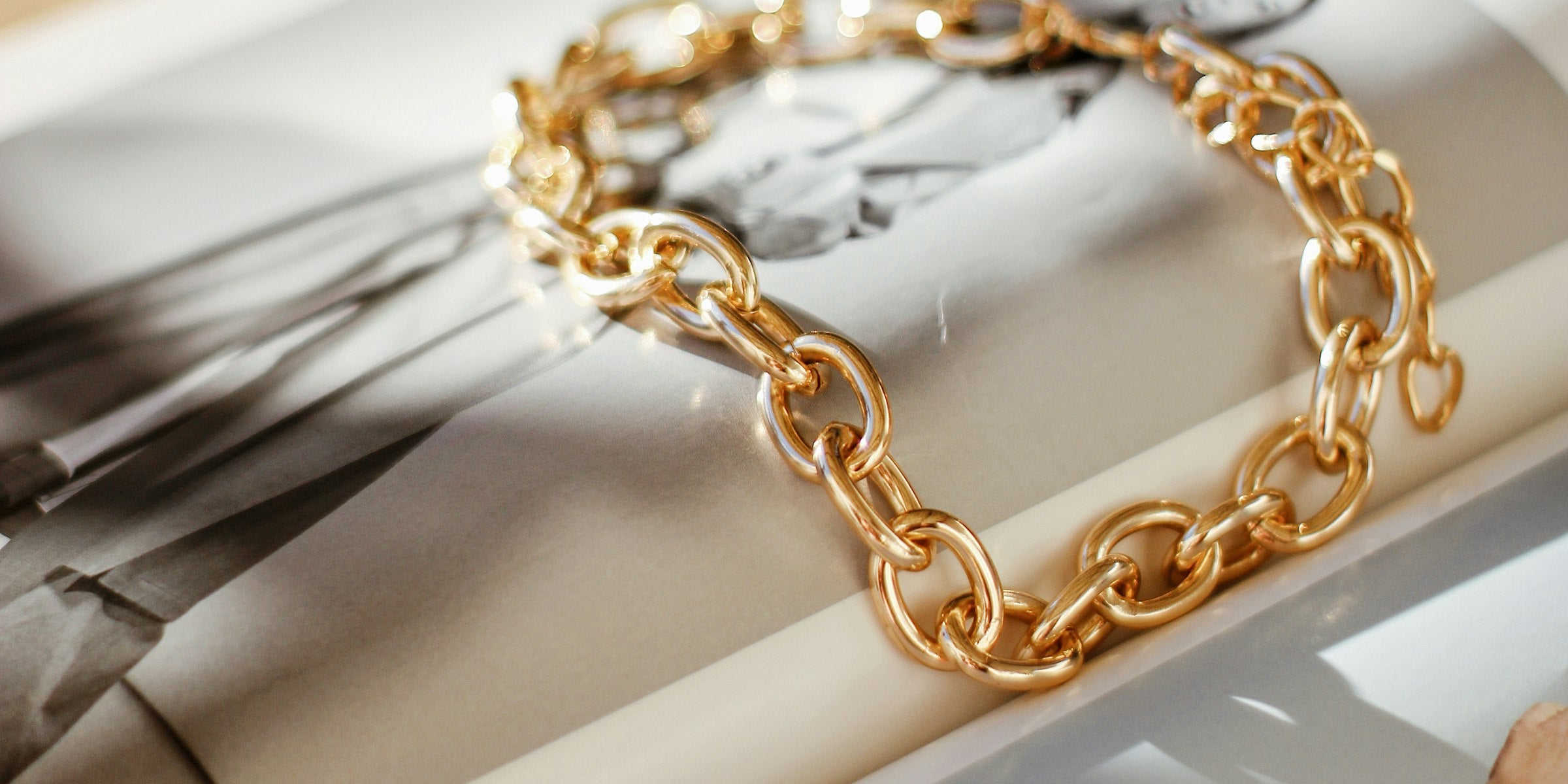 Divifa hero — gold chain (landscape)