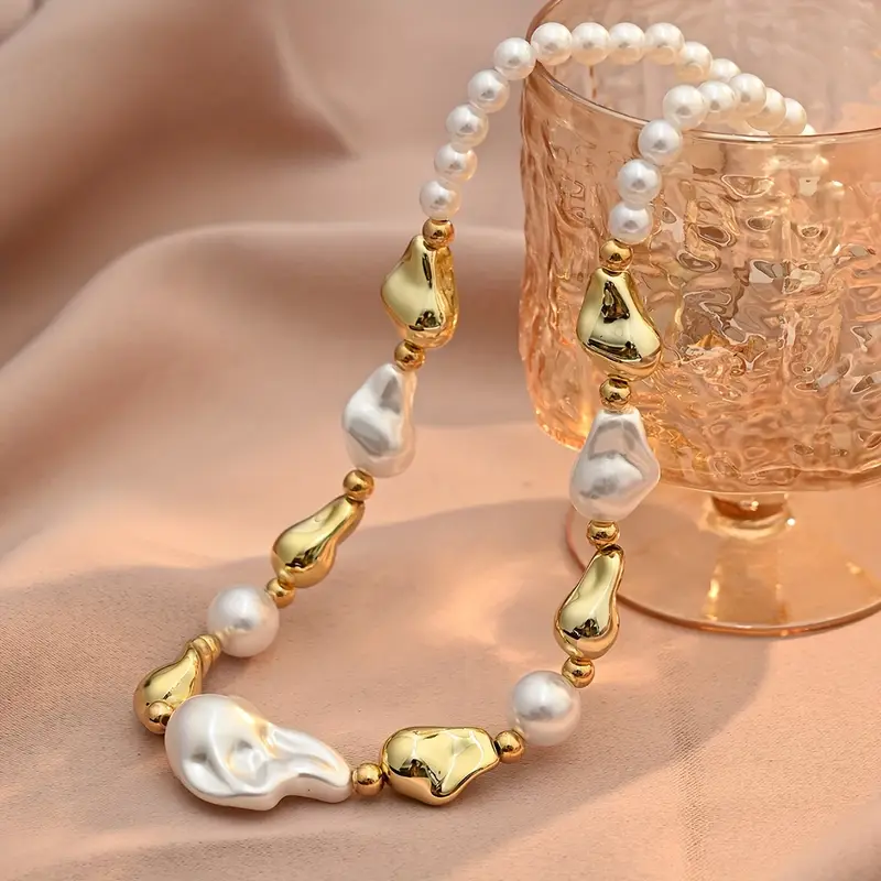 Divifa Barroque Pearl Necklace in Gold-Plated stainless steel
